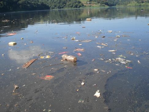 pela cidade Coleta de lixo em corpos hídricos e estruturas hidráulicas