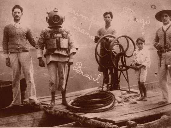 Imagem de mergulhadores da década de 30