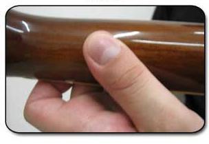 Notas são tocadas quando seus dedos da mão que você faz os acordes pressionam a corda para baixo, entre traste e o braço do instrumento.