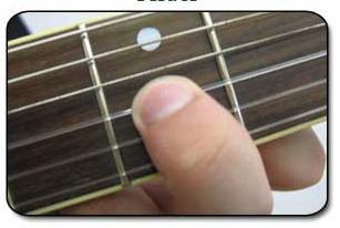 Tocando uma nota Adquirir uma boa pegada é igualmente importante para o seu aprendizado de violão.