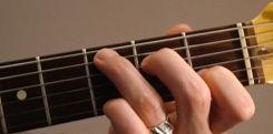 A partir das indicações de cada dedo da mão, principalmente a esquerda, e a noção da ordem das casas no braço do violão, será possível construir os acordes necessários. 4.