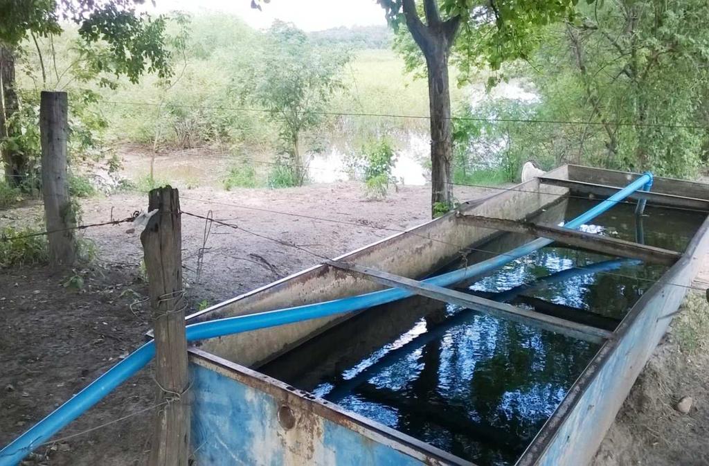 IMAGEM 19 Tanque de água Sede fazenda Torta FONTE: SILVA, Greiciele Soares da. 2017 Próxima a sede existem duas lagoas, que se enchem no tempo de chuva e se torna apenas uma.