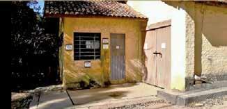 Interior de um depósito de agroquímicos. Detalhe para as prateleiras impermeáveis e local para destinação de embalagens vazias.