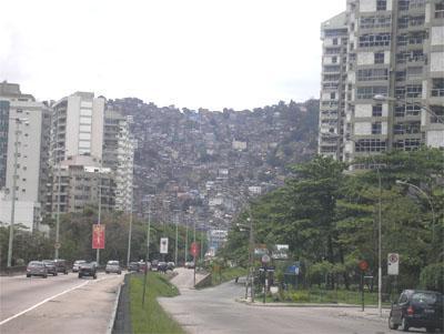 Na frente são os prédios do bairro, SÃO CONRADO, bairro rico da cidade do RIO de JANEIRO.