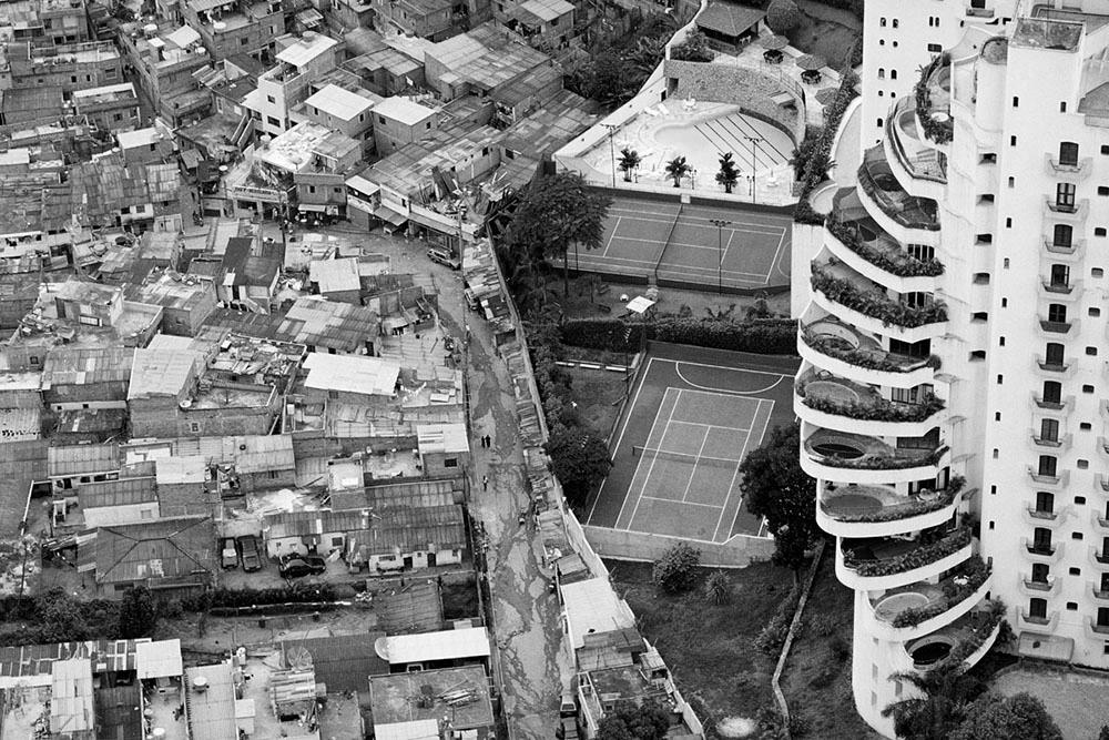 Extremos de riqueza e pobreza em São Paulo, frequentemente mostrados por esta imagem da favela de Paraisópolis bem ao lado