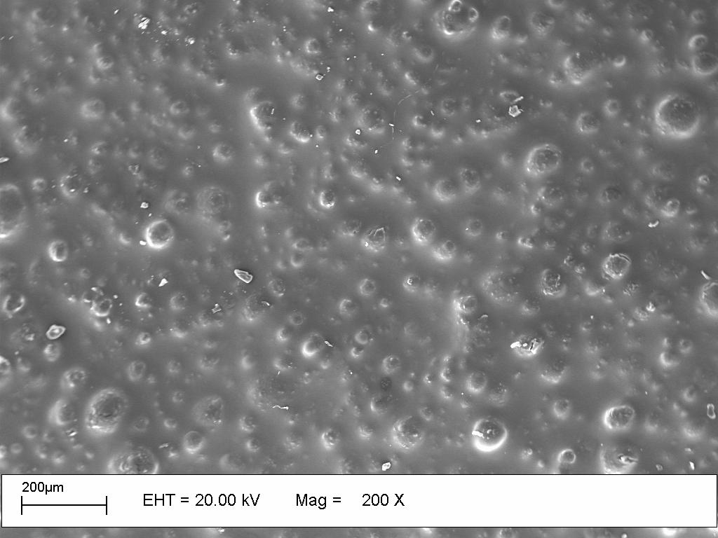 Figura 9: Micrografias eletrônicas de varredura da rede semi-ipn 1% de PVA em diferentes ampliações.