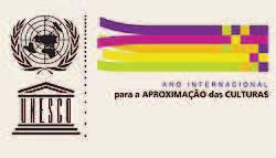 O cartaz divulga o Ano Internacional para a Aproximação das Culturas 7, proposto pela UNESCO como uma forma de estímulo a ações que promovam o conhecimento mútuo sobre questões culturais, étnicas,