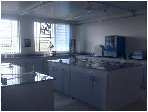 No laboratório de ensino 2, Biológico, onde são realizadas análises microbiológicas de parâmetros de qualidade da água, bem como trabalhos relacionados à estudos microbiológicos, tais como análise de