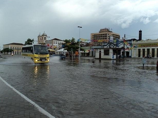 De acordo com o Corpo de Bombeiros local, várias ruas e avenidas da cidade ficaram completamente alagadas.