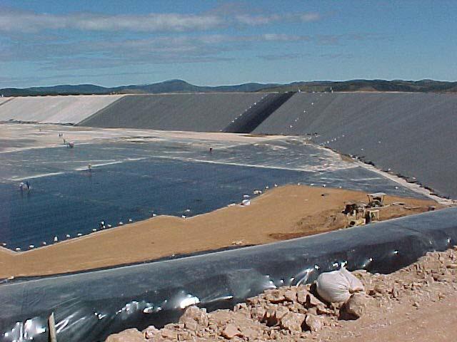 sanduíche de geomembrana, geotêxtil e concreto (Koerner, 2000).