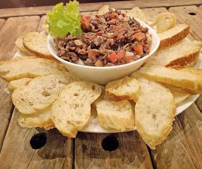 Salmon Salad R$28,90 Cama de folhas variadas com tomatinhos cereja, salmão defumado em lascas, gergelim preto