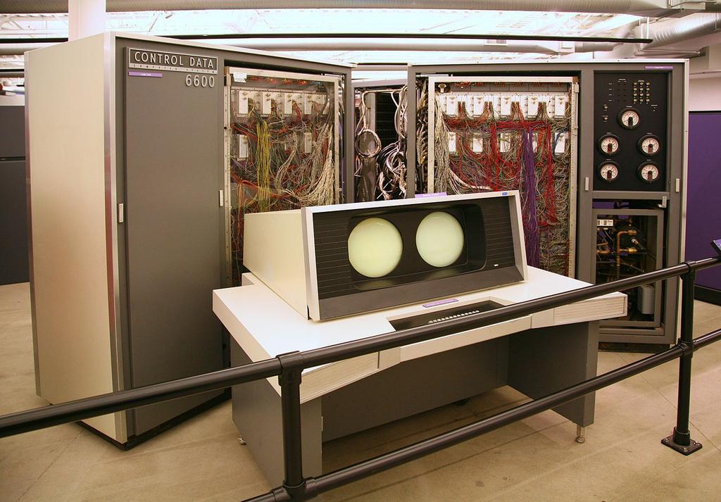 6600 CDC (1964) Primeiro supercomputador científico Com desempenho de 3