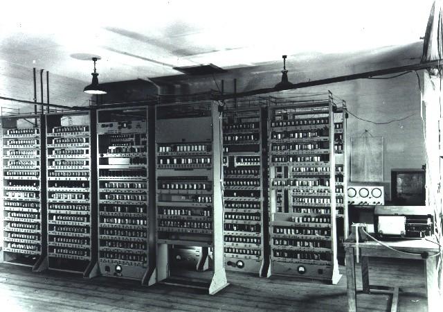 EDSAC Wilkes (1949) Primeiro computador com programa