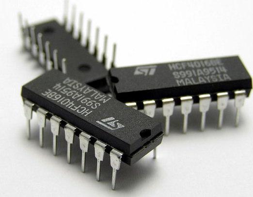 Circuitos Integrados CIs (chips/pastilhas) Agrupa portas lógicas Pastilhas de silício DIP (Dual Inline Package) Invóculo c/ 2 linhas de pinos Tipos (de acordo c/ a densidade) SSI (Small-Scale