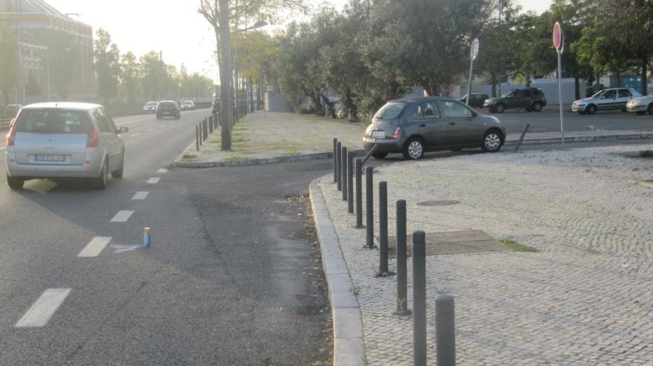 junto à quinta árvore antes da confluência com a Praça das