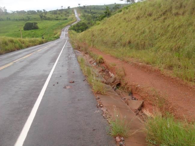 Travessão 27. Detalhe do sistema de drenagem da rodovia que ainda precisa ser recuperado.