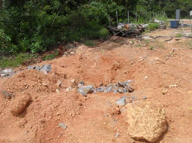 Detalhe do ponto que concentra o escoamento superficial da área onde ficava a central de