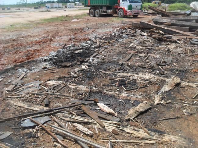 Detalhe das pilhas de material escuro de natureza desconhecida encontrado no pavimento da antiga