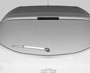 Black plate (32,1) 10-32 Cuidados com o veículo Luz de freio elevada Faça a troca das lâmpadas em uma Concessionária ou Oficina Autorizada Chevrolet. Lâmpada da placa de licença 1.