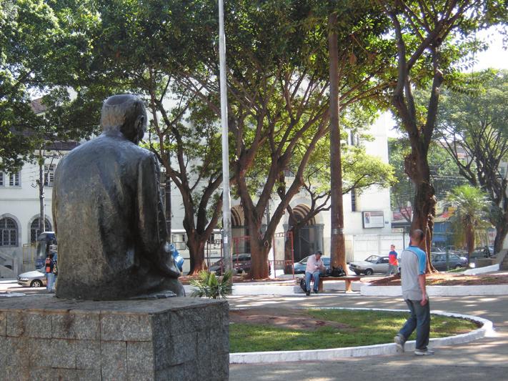 360 Esta Praça, localizada num ponto focal do sistema viário (encontro das ruas Barão de Ladário, Maria Marcolina, Rodrigues dos