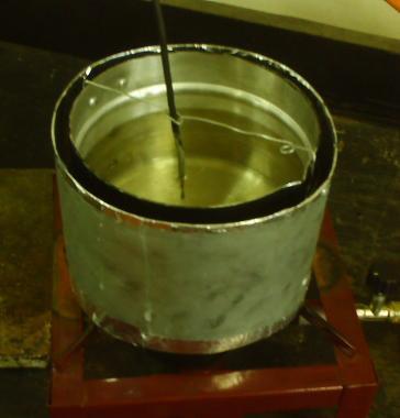 Este alumínio tem a função de refletir a radiação produzida pela chama assim como a emitida pela própria leiteira. Na figura 3, mostra-se essa configuração.