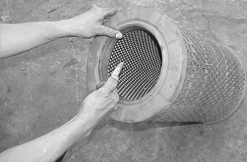 8 4.2.1 Manutenção dos filtros de ar Tornou-se uma prática muito utilizada pelos operadores de máquinas a limpeza dos filtros com ar comprimido visando diminuir custos.