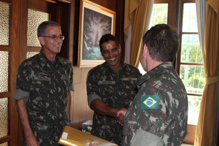 Visita do Chefe do DEC No dia 9 de março, o General de Exército Ferreira, Chefe do Departamento de Engenharia e Construção (DEC), visitou o IME, com o