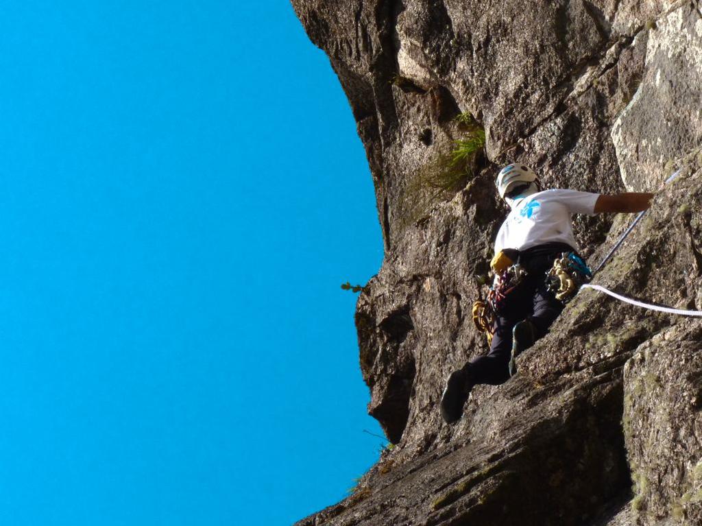 ATENÇÃO: O CONHECIMENTO DE TÉCNICAS DE ESCALADA ESPORTIVA É ESSENCIAL PARA UTILIZAR ESTE EQUIPAMENTO! 38mm SimPles ANCORAGEM ESPORTIVA Escalada, Montanhismo, Espeleologia, Canionismo e Resgate.