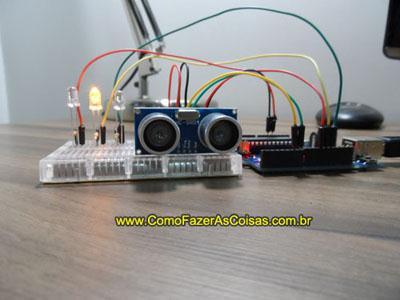 Exemplo 04: Arduino com sensor de obstáculos ultrassônico HC-SRO4 14 O funcionamento do projeto é simples, à