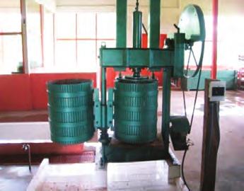 Existem vários tipos de prensas, sendo mais recomendadas as prensas de fuso e hidráulica (Figuras 8 e 9).