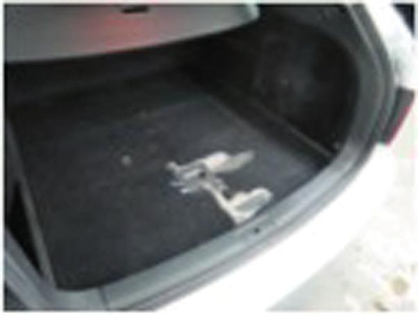 INTERIOR #6. Porta-Bagagens (Veículos de Passageiros) A. É aceite algum desgaste no revestimento do piso do porta-bagagens, A.