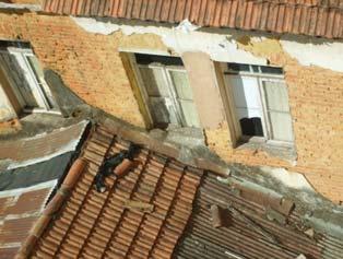 Figura 3: Imagem do telhado com telhas quebradas b) Trincas e fissuras: a sobrecarga