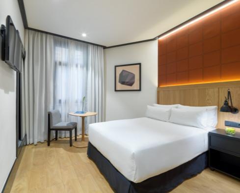 Quartos Os quartos confortáveis do H10 Puerta de Alcalá estão insonorizados e destacam-se pelo seu design elegante, com grandes janelas e chão de
