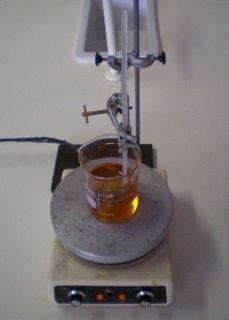Medir 200 ml de óleo alimentar usado, com uma proveta. 2. Fazer a montagem de uma filtração por vácuo (figura 8.2). 3. Filtrar, por vácuo, o OAU.