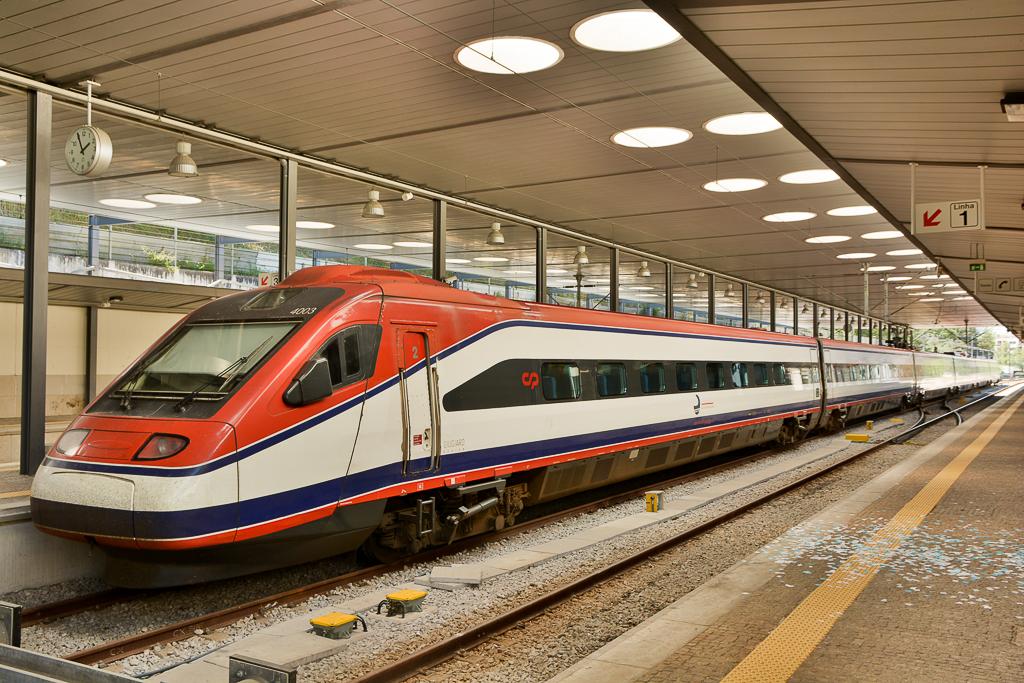 e presentes retiraram-se da estação para a hora de almoço.