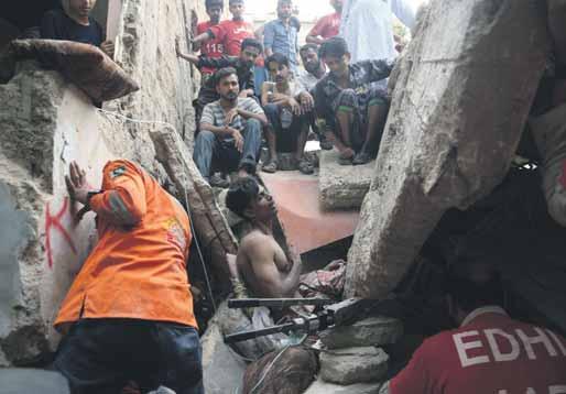 ZO SVETA, Z DOMOVA 13 TOTO ZÁCHRANÁRI NEMAJÚ RADI V jednej z chudobnejších štvrtí pakistanského Karáčí sa včera okolo 3. h ráno zrútila trojposchodová budova.