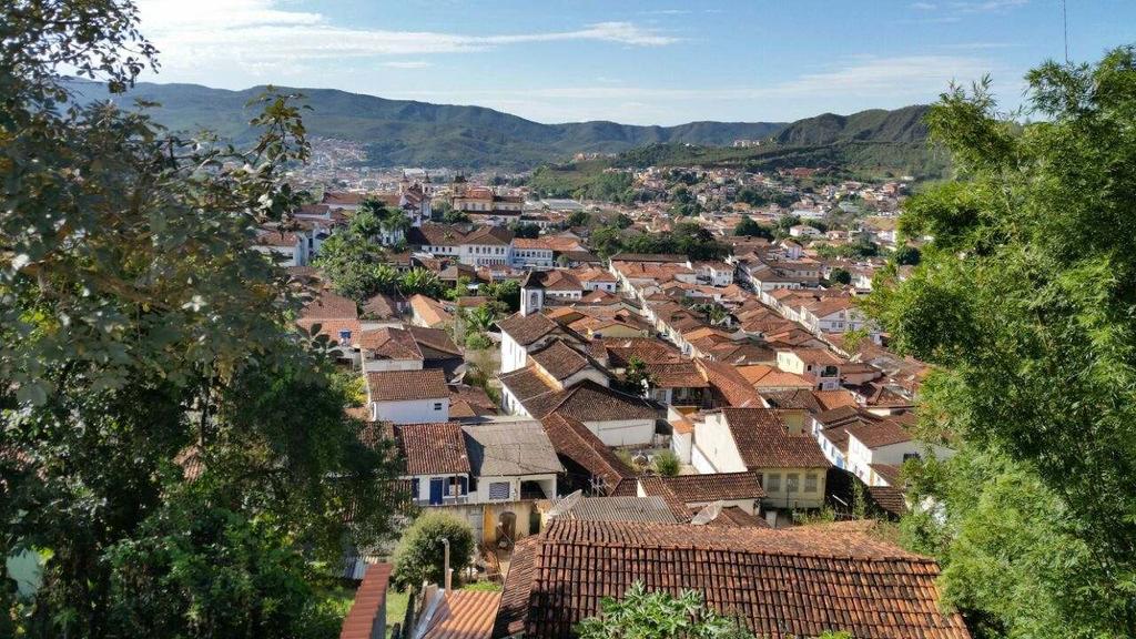 2 Figura 1 Panorâmica da cidade de Mariana vista do mirante local 4 Deste ponto, avistava-se toda a cidade de Mariana sem nada demonstrar de diferente de outras localidades mineiras,