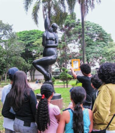 32 ❶ Crianças e adolescentes do Instituto Espaço Arterial em visita educativa às esculturas da Pinacoteca