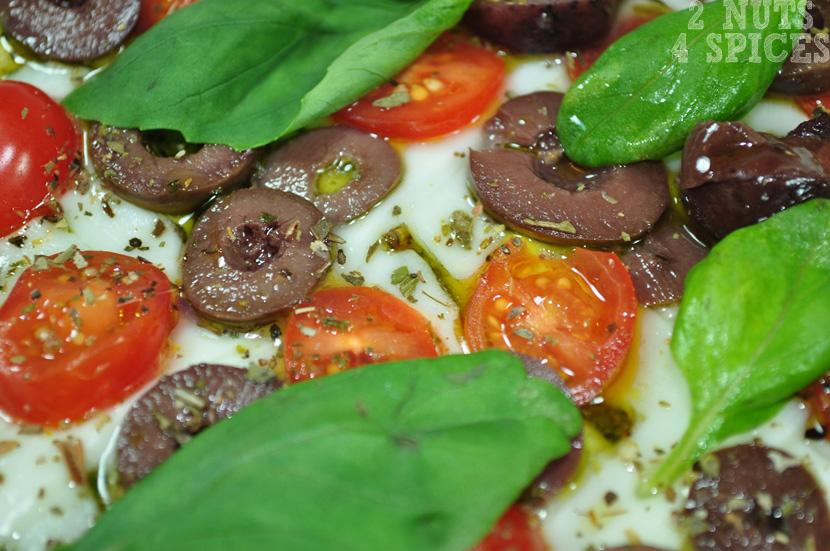 Essa pizza caprese de frigideira é tudo de bom, pois é rápida demais e ótima para os dias de pressa.