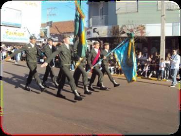 O desfile militar foi comandando pelo Comandante da EASA e a Escola desfilou com representações