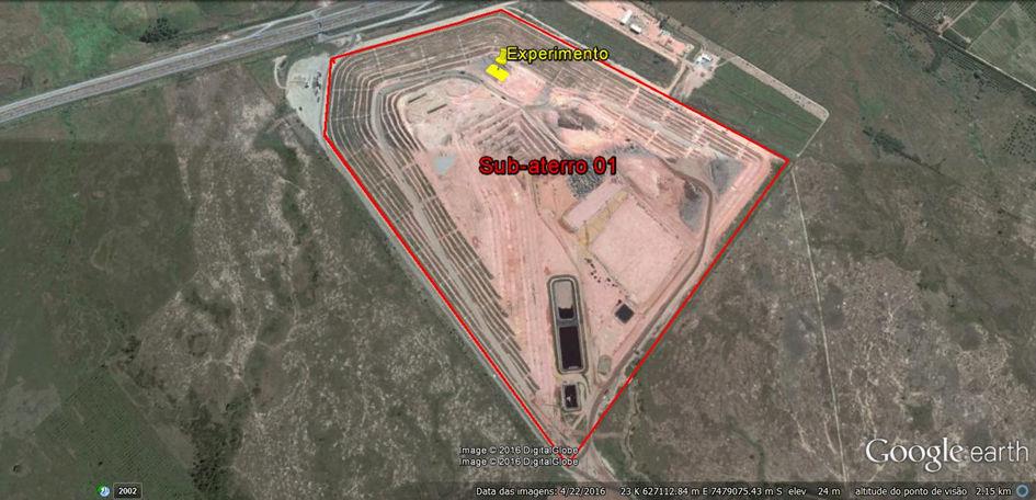 2013, onde desde então, a área não recebeu mais resíduos. O sistema de captação de biogás estava inativo durante todo o período do estudo, sendo composto por 80 poços de extração passiva.
