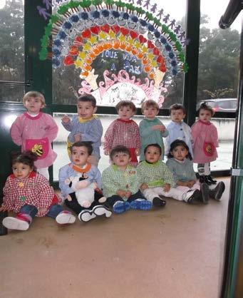 Facemos bolas como si fosen de neve e colgámolas pola clase. Facemos colacao a hora da galleta. Observamos como o leite cambia de cor. Remexemos e tomámolo.