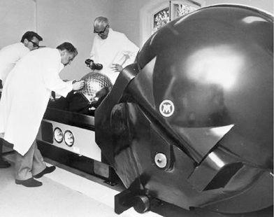O primeiro sistema clinicamente prático para radiocirurgia estereotáxica foi o Gamma Knife de 179 fontes de Cobalto-60, desenhado por Lars Leksell (neurocirurgião) e Borje Larsson