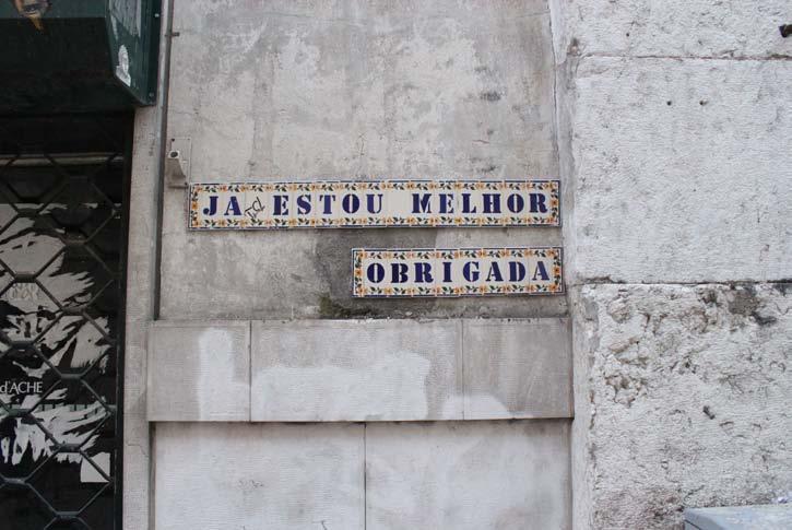 SEBASTIÃO EDSON MACEDO Foto 2 Lisboa. Muro entre dois prédios na Baixa. Conjunto de azulejos reproduzindo os motivos lusitanos com letras dispostas em texto.