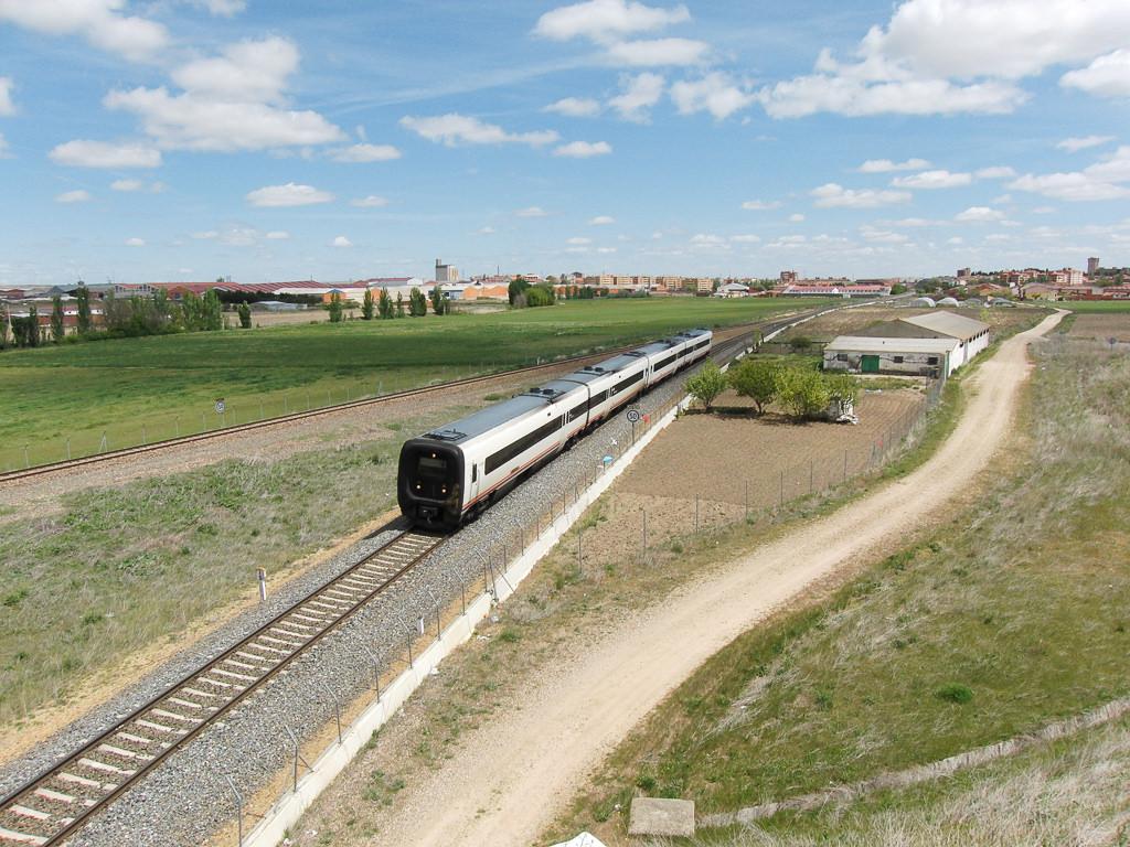 Continuámos a sul da estação de Medina, mas desta vez dirigimo-nos para uma passagem superior em que era possível fotografarmos os comboios que