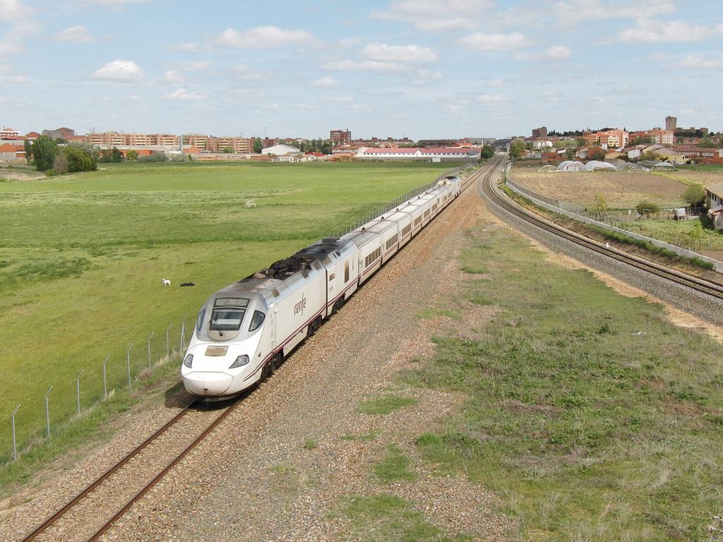 Uma automotora da série 730 com um comboio Alvia procedente de Ferrol e com destino a Madrid-Chamartin.