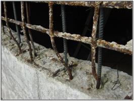 Procedeu-se de forma análoga ao utilizado na parede envolvente inferior, para a protecção contra a corrosão das armaduras, as quais foram complementadas com varões adicionais amarrados