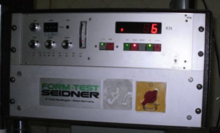 apoios cilíndricos (Figura 4.29 e 4.30). No ensaio de compressão, a carga foi aplicada com uma velocidade de 2,55 kn/s até à rotura do provete (Figura 4.31 e 4.32).