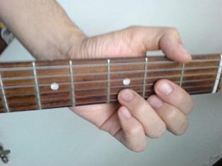 Essa técnica permite prender certos acordes com o polegar e dar Bends mais firmes e precisos.