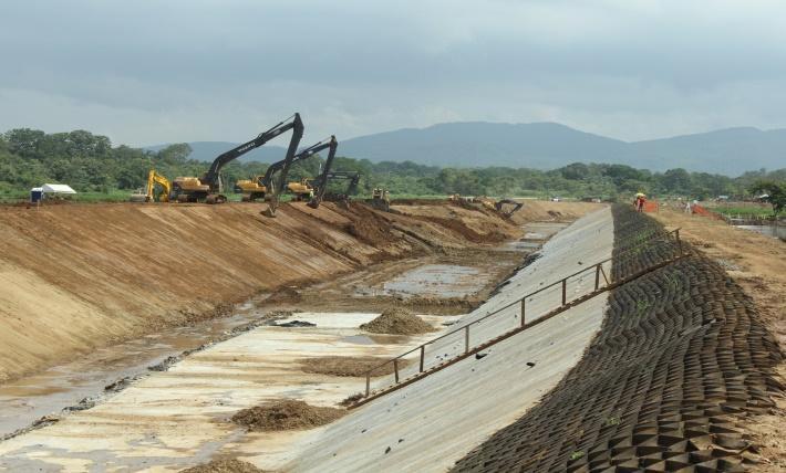 Acima do nível d água foi feito o preenchimento com solo e revestimento final com placas de grama.